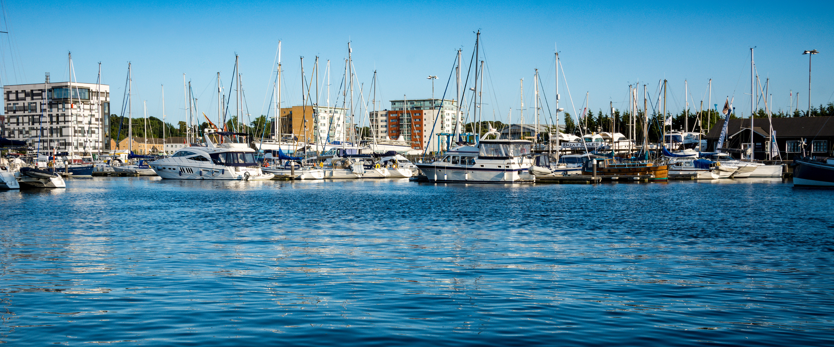 About Isiteek page featuring a marina full of boats.